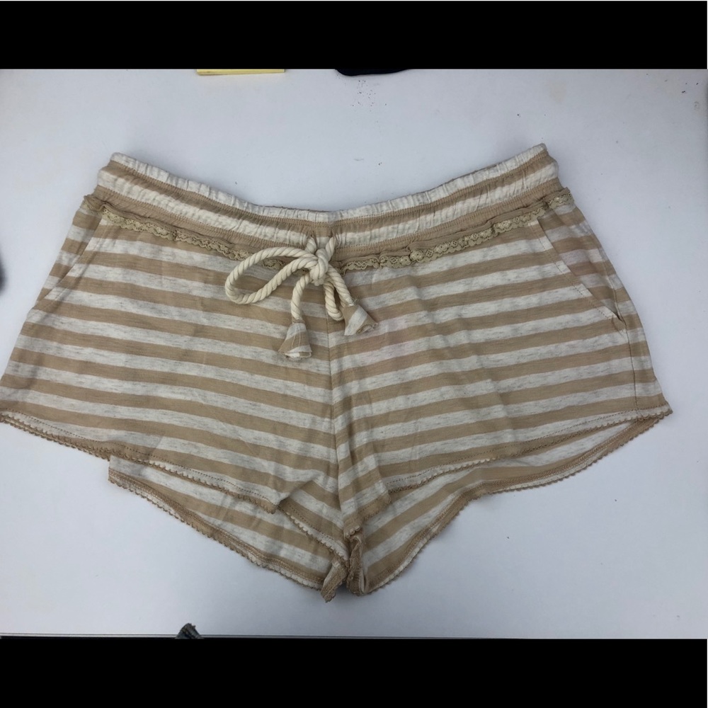 Calypso shorts with pockets & lace trim